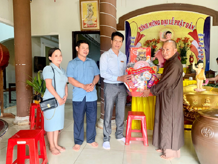 Doan LD HU HDND UBND UBMTTQ VN huyen tham tang qua Le Phat dan 2
